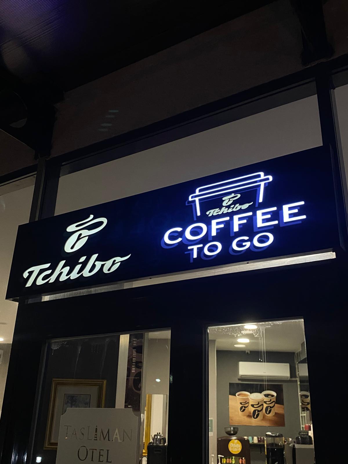 Gece aydınlatmalı Tchibo Coffee to Go vitrini