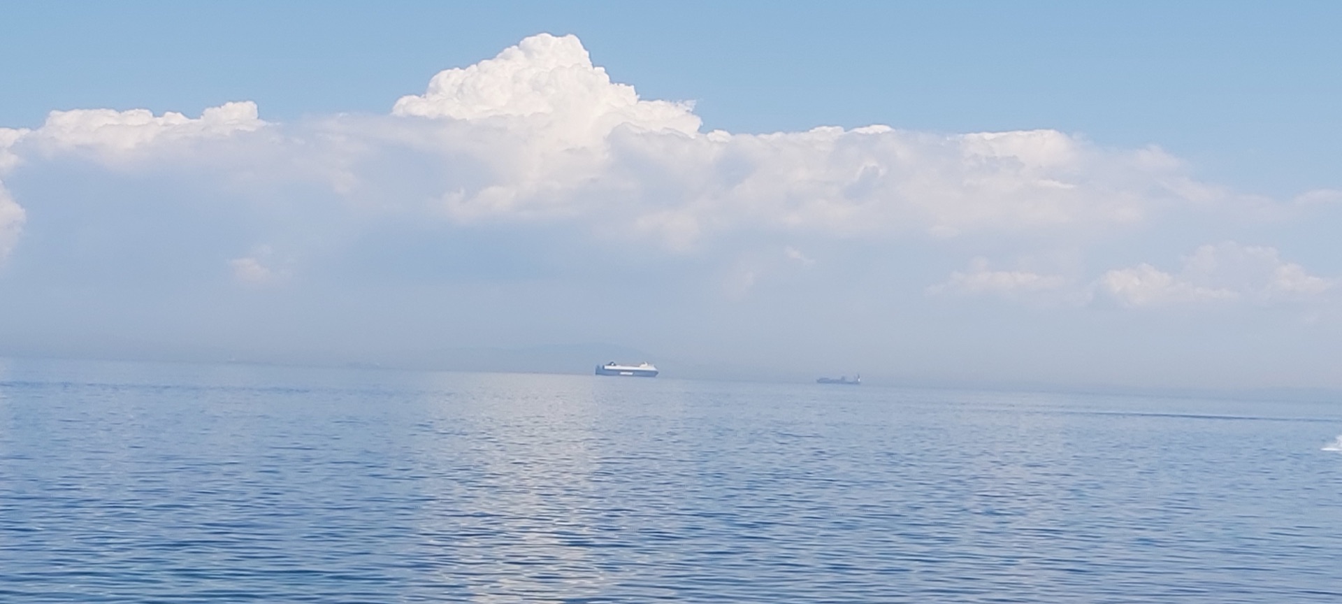 Marmara Denizi'nde ufukta gemiler ve bulutlar